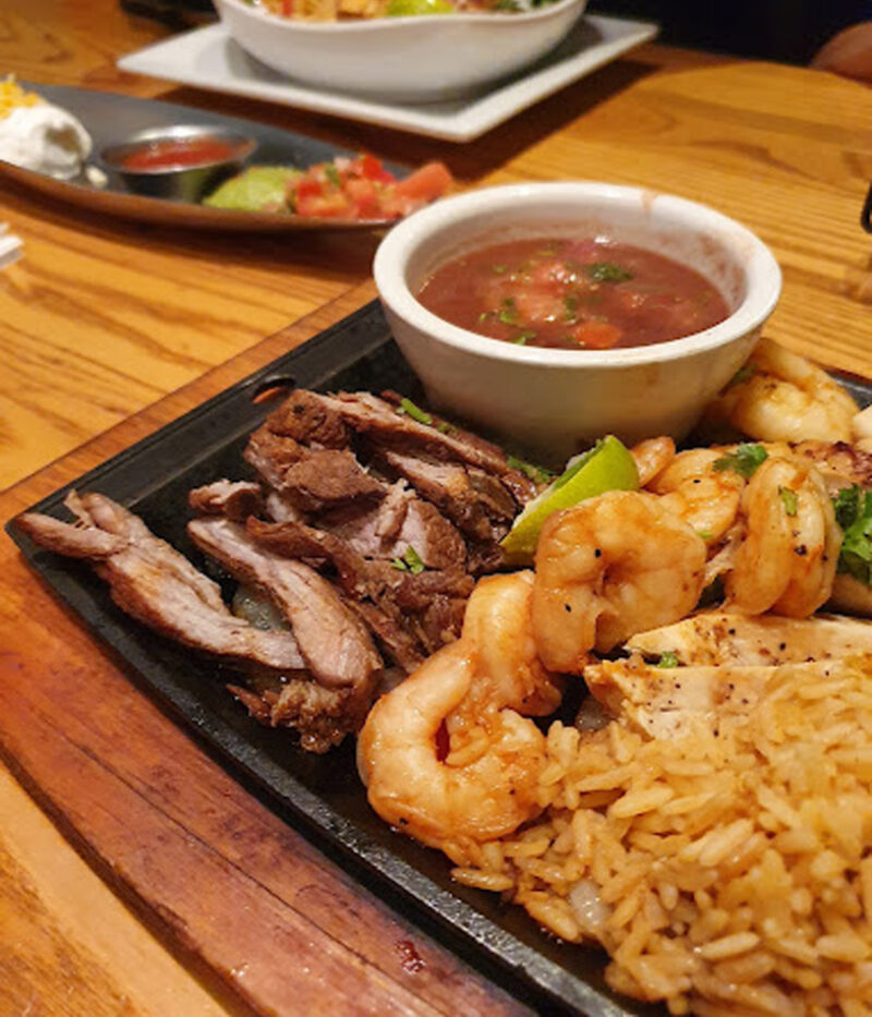 غذای رستوران چیلیز عمان